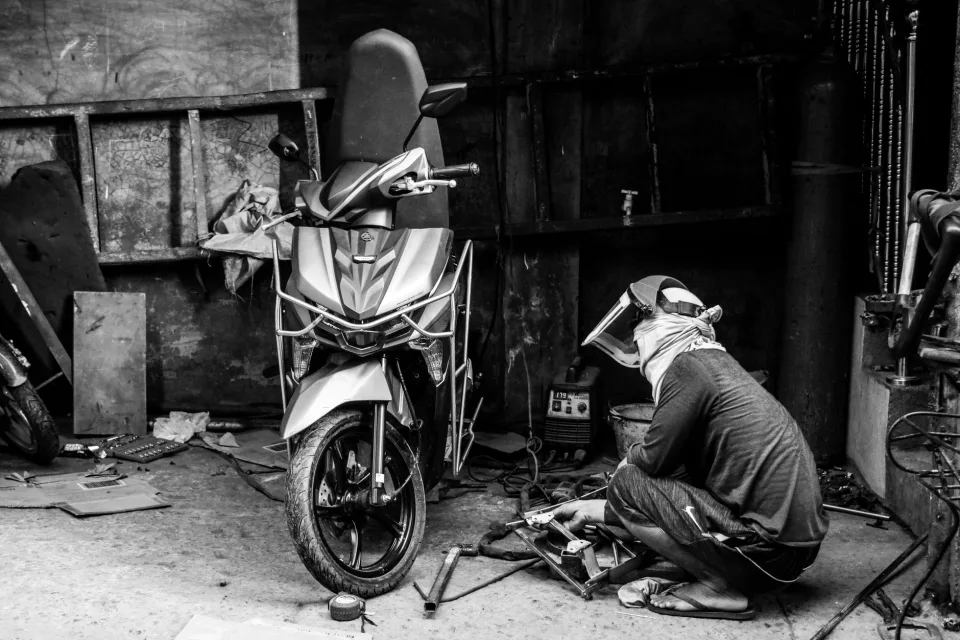 Lốp và vành xe xếp trên kệ